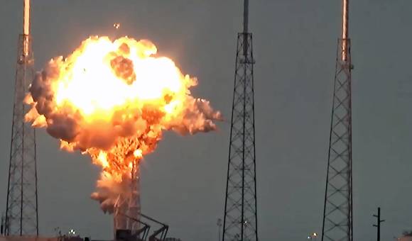 Ракета-носитель Falcon 9 взорвалась на стартовом столе
