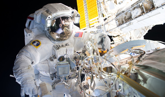 Астронавты NASA установили на МКС сегмент узла для стыковки с коммерческими кораблями