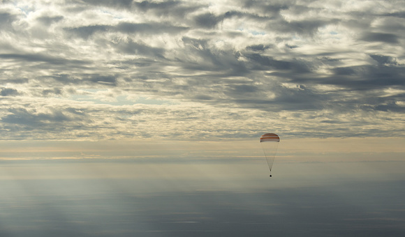 Трое космонавтов вернулись на Землю на корабле новой серии «Союз МС»