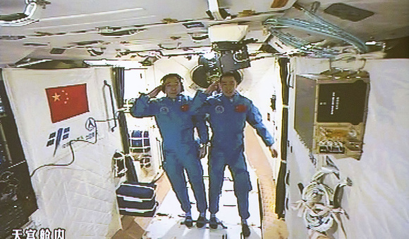 Космический корабль «Шэньчжоу-11» отстыковался от орбитальной лаборатории