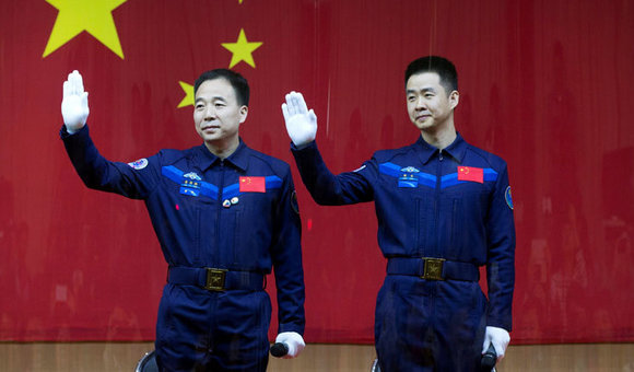 Капсула китайского космического корабля «Шэньчжоу-11» успешно приземлилась