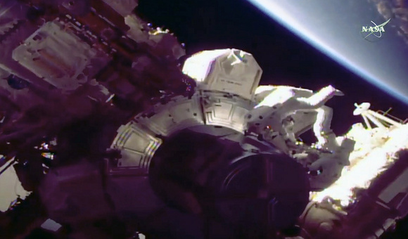 Астронавты NASA начали выход в открытый космос