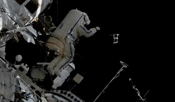 Российские космонавты завершили выход в открытый космос с задержкой почти в два часа