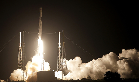 Первая ступень ракеты Falcon 9 впервые совершила посадку на земную платформу базы ВВС