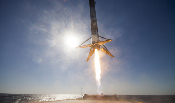 SpaceX впервые успешно посадила первую ступень ракеты на морскую платформу 