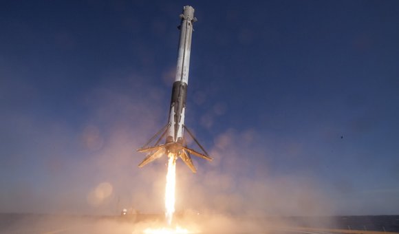 SpaceX удалось в третий раз успешно посадить первую ступень ракеты-носителя на платформу в океане