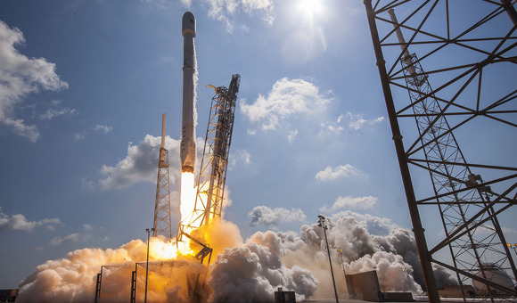 SpaceX успешно вывела на орбиту два спутника связи