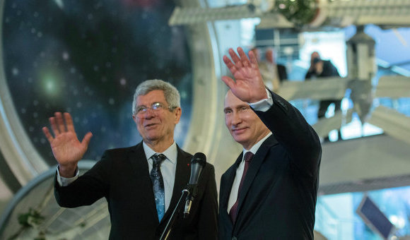 Владимир Путин поздравил космонавтов, находящихся на орбите.