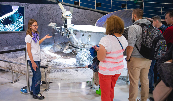 Мини-экскурсии по лунной экспозиции в рамках «Лунной недели» провели ученики «Инженерного центра» Музея космонавтики.