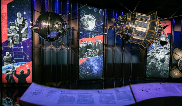 Зал «Утро космической эры» — это центральный зал, в котором рассказывается о первых достижениях в освоении космоса в 1960–1970-е годы — через космическую технику и истории людей. 