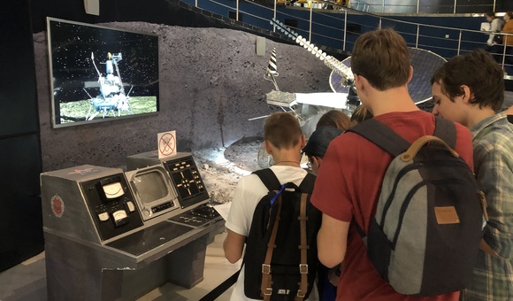 Девятиклассники и учителя московской школы №2030 стали первыми в наступившем учебном году, кто посетил Музей космонавтики по программе «Учебный день в музее».