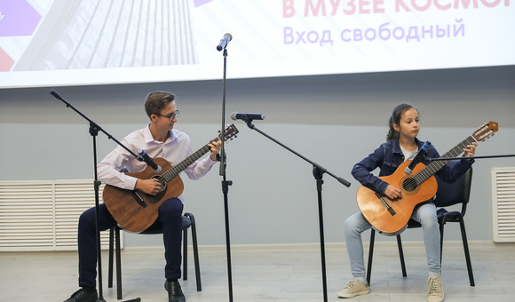 В День города в Музее космонавтики выступили участники музыкально-поэтического проекта «Устремлённые в космос».