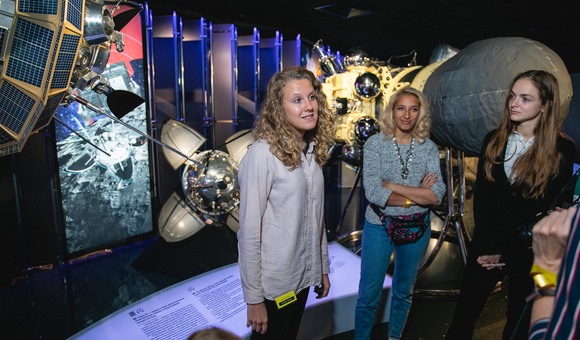 В гостях у Музея космонавтики побывали участники Музейного клуба. Они посмотрели обновлённую экспозицию и обсудили коммуникацию с посетителями музея.
