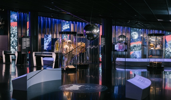 В Музее космонавтики стартовала Всемирная неделя космоса. Праздник отмечает в честь запуска первого искусственного спутника Земли в 80 странах. Увидеть спутник можно в первом зале музея.