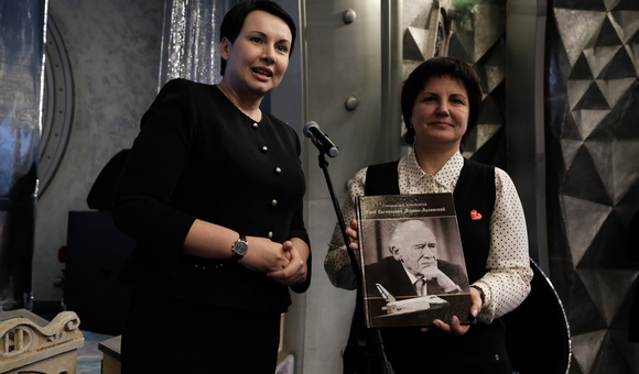 Директор НПО  «‎Молния»‎ подарила Музею космонавтики книгу, выпущенную к 110-летию Глеба Евгеньевича Лозино-Лозинского.