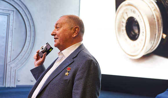 Владимир Георгиевич Титов, Герой Советского Союза, лётчик-космонавт, передал Музею космонавтики фотоаппарат «Смена-8», который был на станции «Салют-7» и фотодокументы из своих космических экспедиций с автографами экипажей.