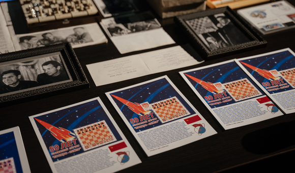 В Музее космонавтики прошло гашение специальной юбилейной карточки, подготовленной к 50-летию шахматного матча «Космос-Земля».