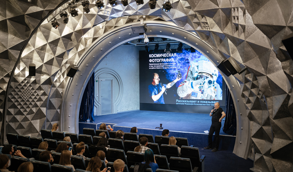 1 октября в рамках Третьей международной конференции «Медиакосм» Олег Семёнов, фотограф Федерации космонавтики России, провёл публичную лекцию об астрофотографии.