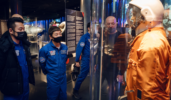 В Музее космонавтики побывал японский космический турист Юсаку Маэдзава, который готовится к полёту на Международную космическую станцию (МКС) на корабле «Союз МС-20» в декабре 2021 года.