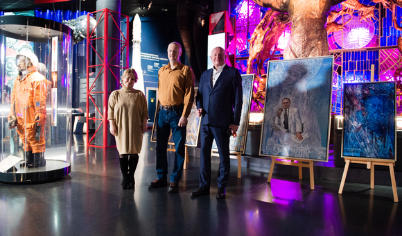 Художник-космист Виталий Скобеев передал в фонды Музея космонавтики 4 картины.