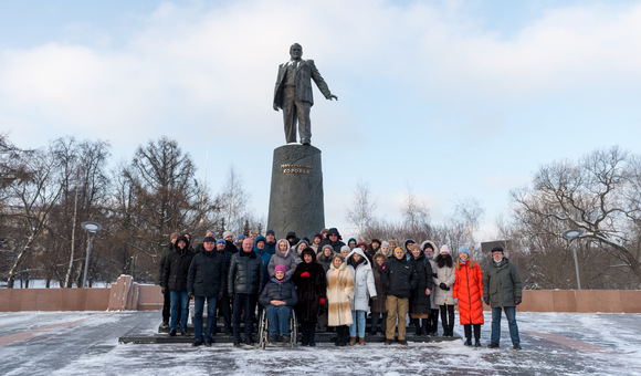 По традиции были возложены цветы к памятнику С.П. Королёва на Аллее Героев космоса в честь 115-летнего юбилея.