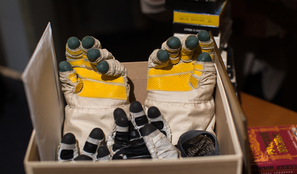 НПО «Звезда» передали Музею космонавтики перчатки для работы в открытом космосе. 