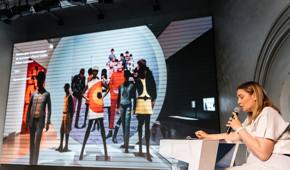 В Музее космонавтики в рамках Московской недели моды специалист по экспозиционно-выставочной деятельности Дарья Кублицкая прочитала лекцию «Мода на космос».