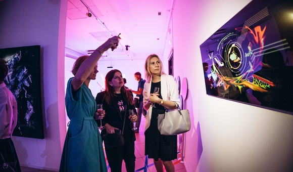 В Кузбасском центре искусств открылась мультимедийная выставка «Посвящение космонавтике». На выставке представлены работы космонавта Алексея Леонова из фондов Музея космонавтики.