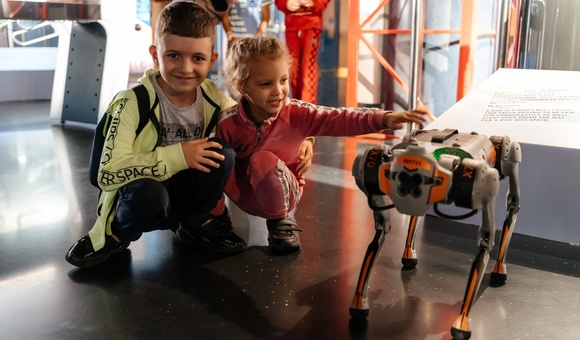 В Музее космонавтики прошёл День роботов. Посетители смогли погладить настоящих собак-роботов, послушать лекцию от робота Теспиана и узнать о том, как развивается робототехника сегодня.