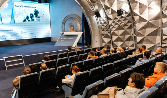 В рамках Дня города Юлия Костина, заведующая отделом научно-методической работы Музея космонавтики, презентовала новую онлайн-выставку «55 лет Аллее Героев космоса».