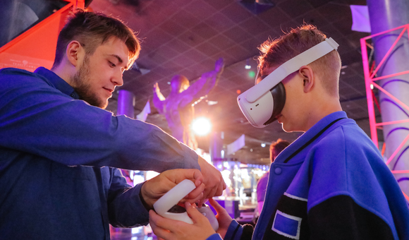 В Музее космонавтики посетители могли протестировать технологии виртуальной реальности.