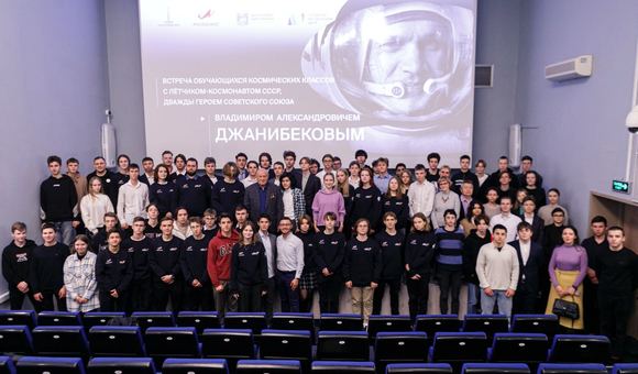 Для учеников космических классов школ № 2086, 1329, 2127, 2005 в Музее космонавтики прошла встреча с дважды Героем Советского Союза, лётчиком-космонавтом СССР Владимиром Джанибековым.