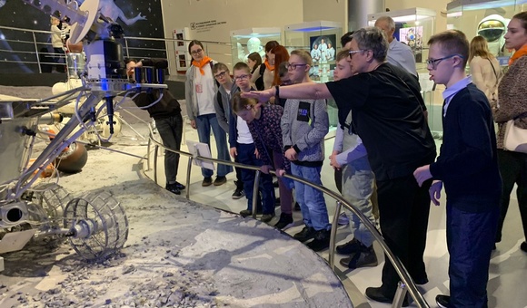 В Музее космонавтики прошло занятие «Из музея — в космос!» с детьми с синдромом дауна.