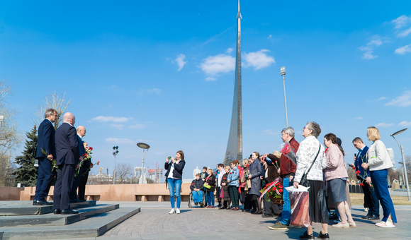 В День космонавтики сотрудники Музея космонавтики возложили цветы к памятнику С.П.Королева и Ю.А.Гагарина.