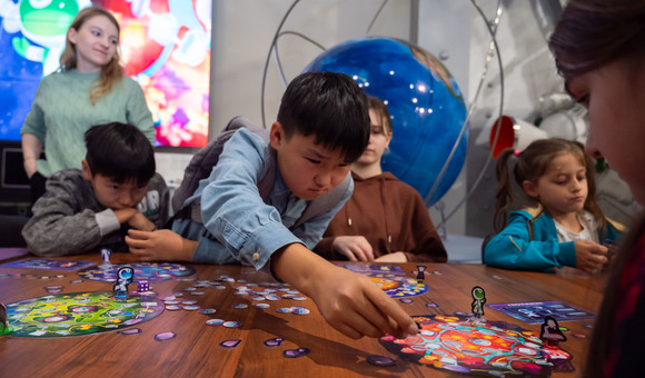Посетители Музея космонавтики сыграли в новую настольную игру «Тайны галактики» от редакции Оригами АСТ.