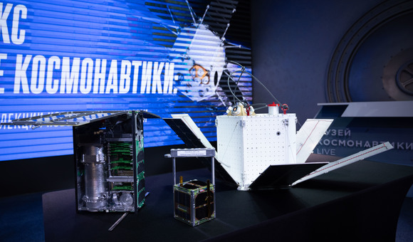 В Музей космонавтики переданы три макета спутников: «Таблетсат-Аврора» и двух наноспутников формата CubeSat 1U и CubeSat 6U «ОрбиКрафт-Зоркий». Все макеты разработаны частной космической компаний «СПУТНИКС» в научно-образовательных целях. 