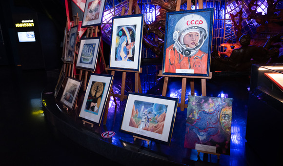 В Музее космонавтики прошла выставка работ и состоялась церемония награждения Международного творческого конкурса «Знамя мира в космосе». 
