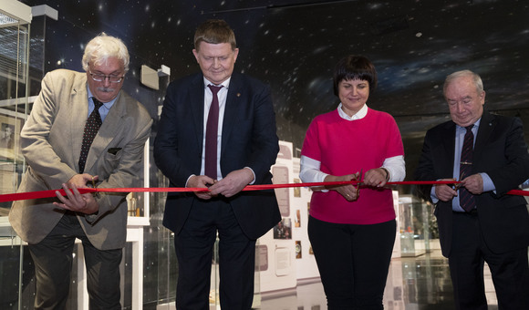 В Музее космонавтики состоялось торжественное открытие выставки «Микробы: мы были первыми в космосе». 