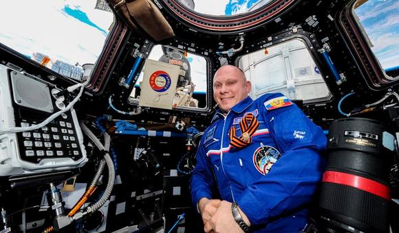 Герой России, лётчик-космонавт РФ Олег Артемьев передал новые предметы в Музей космонавтики. 