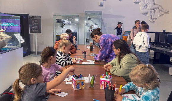 В Музее космонавтики прошёл мастре-класс галереи Ростокино "В космос с энергией" к юбилею атомной промышленности России