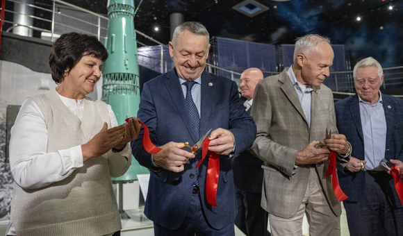 В Музее космонавтики прошло торжественное открытие выставки «За лунным камнем»