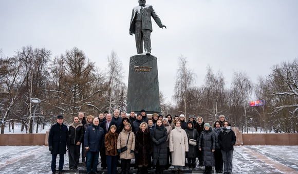 В честь 119-летия с момента рождения Сергея Павловича Королёва сотрудники музея отправились на торжественное возложение цветов к памятнику Главного конструктора