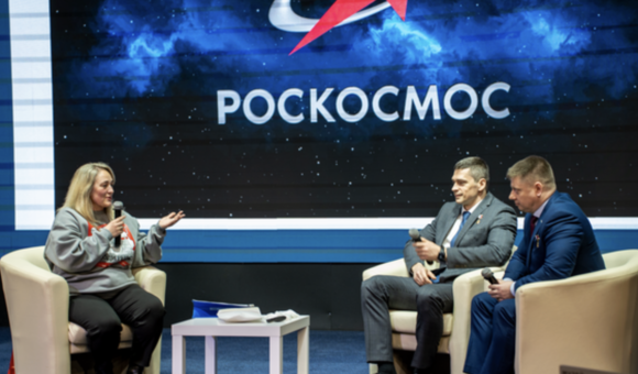 Космонавты передали в дар музею новый предмет– символ Международной физико-технической контрольной «Выходи решать!» кота Котангенса.