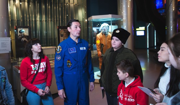 Лётчик-космонавт Сергей Ревин встретился с участниками телеконкурса «Ты – суперзвезда» в Музее космонавтики.