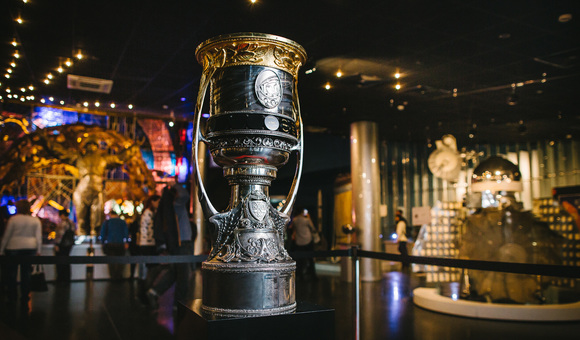 Выставка одного экспоната: Кубок Гагарина Континентальной хоккейной лиги в Музее космонавтики.