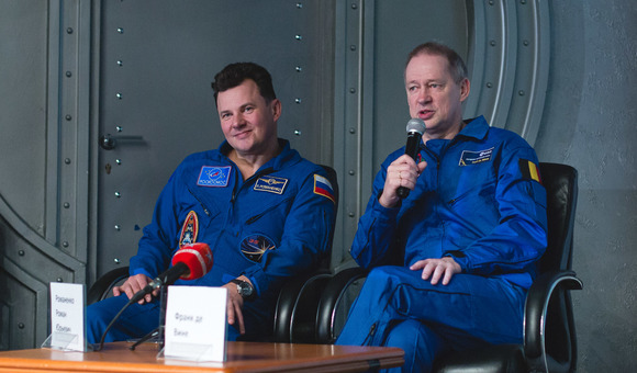 Представитель ЕКА Франк Де Винне и лётчик-космонавт, Герой России Романенко Р.Ю. на встрече в Музее космонавтики.