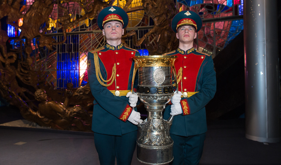 В Музее космонавтики прошла торжественная церемония отправки Кубка Гагарина на финал Континентальной хоккейной лиги.