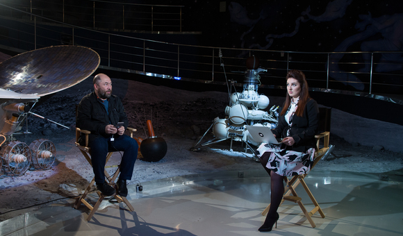 В экспозиции Музея космонавтики продюсер фильма «Время первых» Тимур Бекмамбетов раскрывает секреты самой космической киноленты года в прямом эфире VKLive.