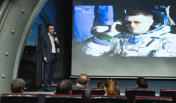 Прямая трансляция посадки космического корабля «Союз МС-02». Трансляцию комментирует научный сотрудник Музея космонавтики Александр Фарафонов.