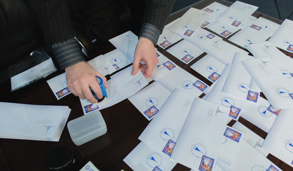 Церемония гашения памятным штемпелем конвертов с марками в честь Дня космонавтики.